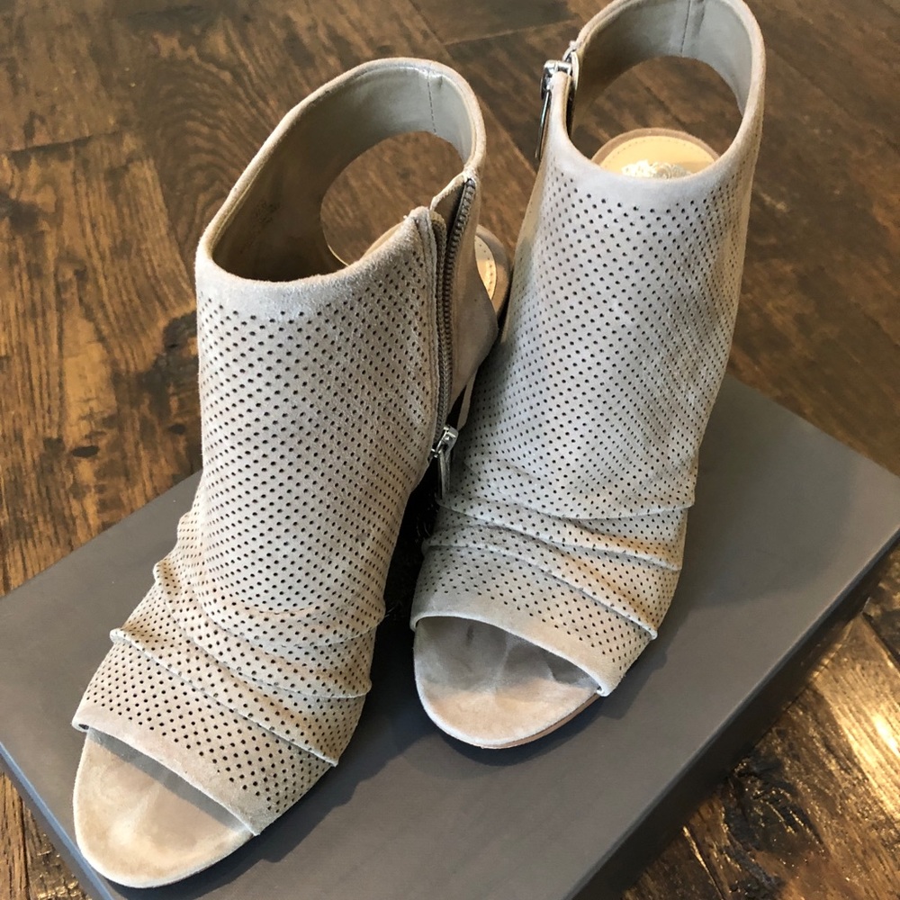 Vince Camuto Kentvi suede sandal